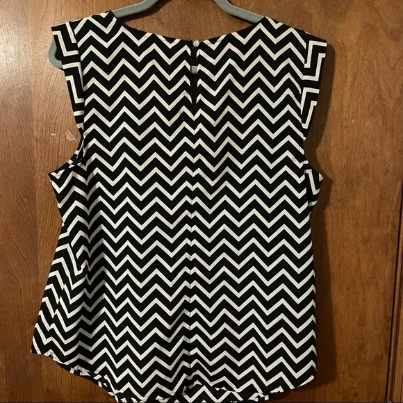 Candie’s Black and White Chevron Short Cap Sleeve Blouse - Picture 4 of 7